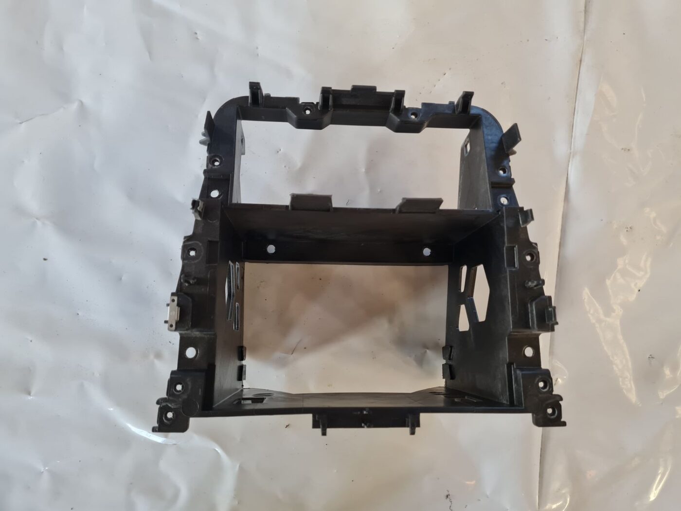 Mērinstrumentu paneļa iekšējā plastmasa priekš VW GOLF 5 2004 2 Mērinstrumentu paneļa iekšējā plastmasa priekš VW GOLF 5 2004