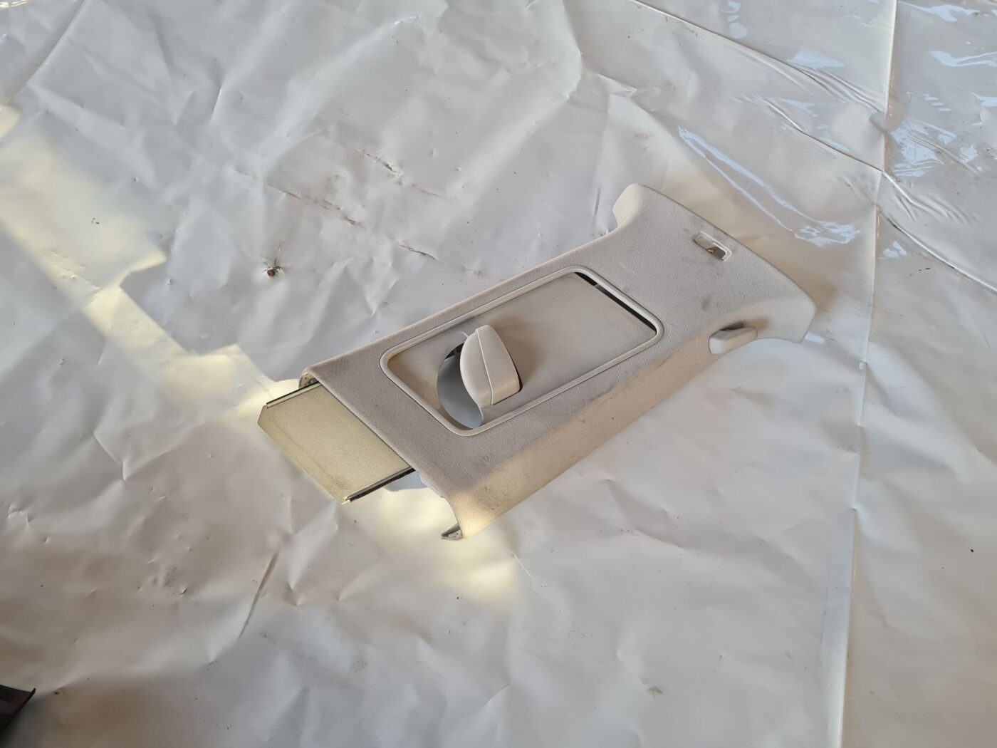 Vidējas salona statnes apdare priekš VW GOLF 5 2004 1 Vidējas salona statnes apdare priekš VW GOLF 5 2004