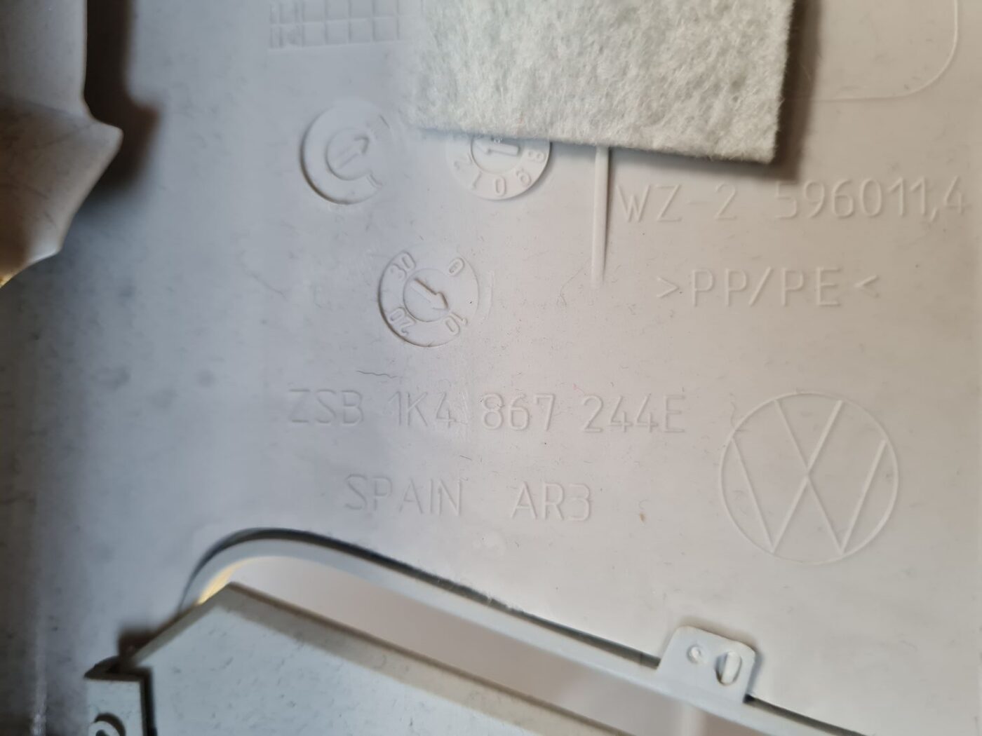 Vidējas salona statnes apdare priekš VW GOLF 5 2004 3 Vidējas salona statnes apdare priekš VW GOLF 5 2004