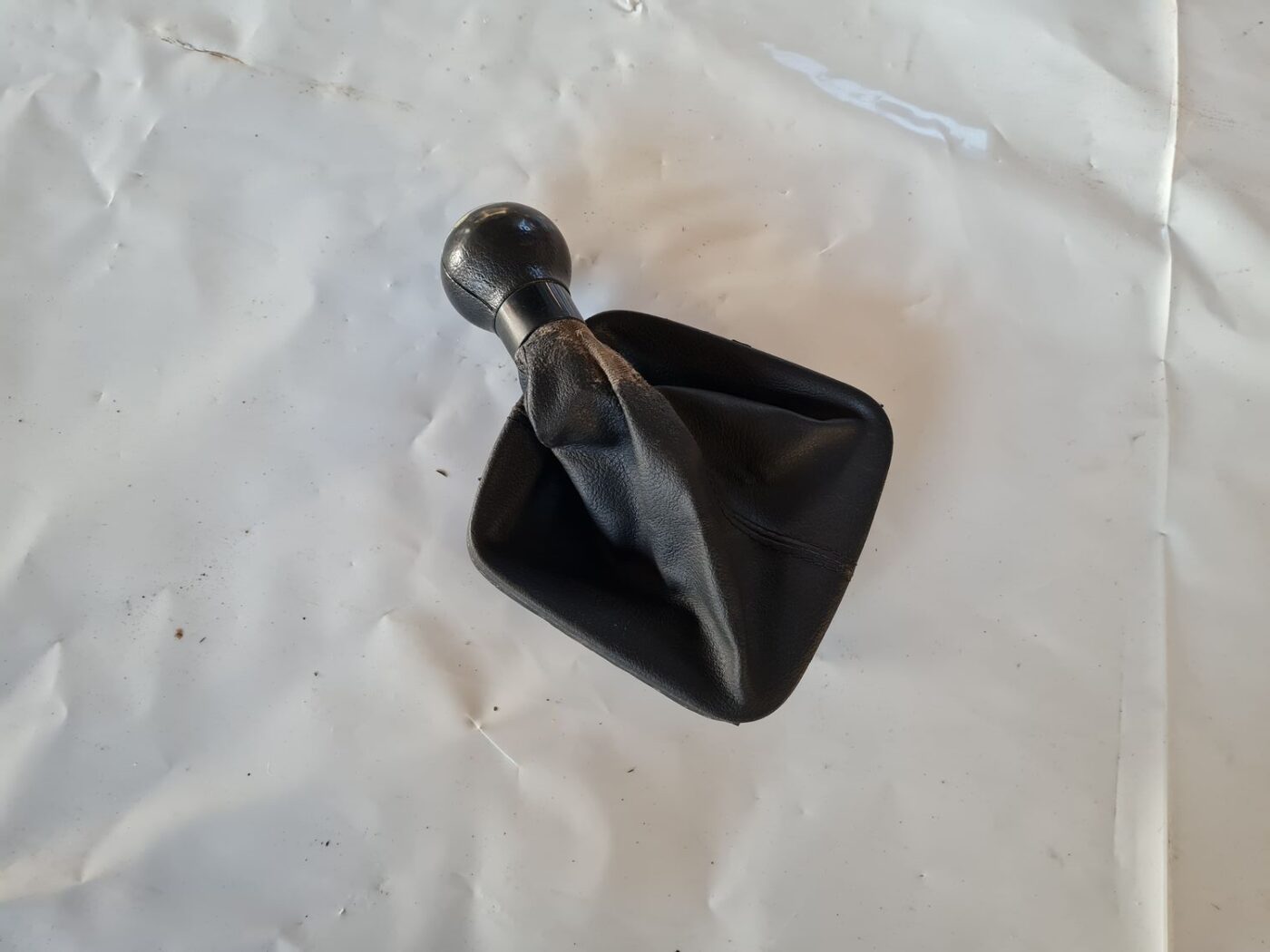 Pārnesumu pārslēgšanas kloķa uzgalis priekš VW GOLF 5 2004 1 Pārnesumu pārslēgšanas kloķa uzgalis priekš VW GOLF 5 2004