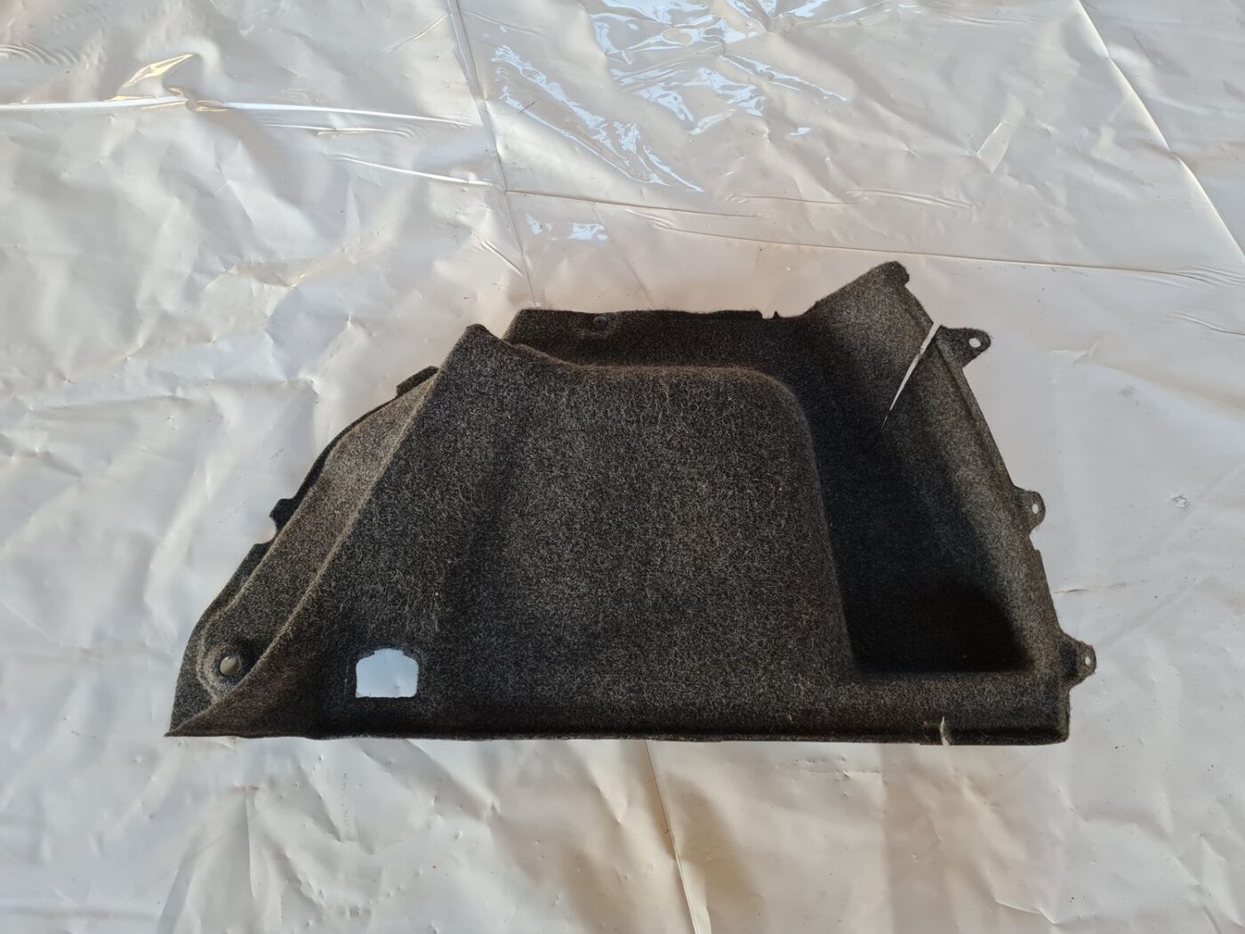 Bagāžnieka nodalījuma sānu apdare priekš VW GOLF 5 2004 1 Bagāžnieka nodalījuma sānu apdare priekš VW GOLF 5 2004