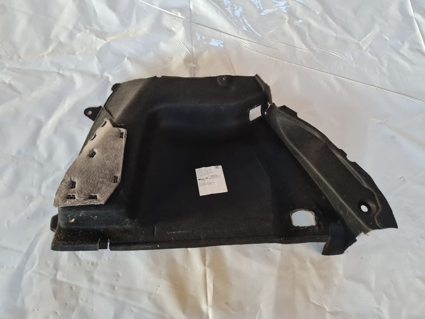 Bagāžnieka nodalījuma sānu apdare priekš VW GOLF 5 2004 2 Bagāžnieka nodalījuma sānu apdare priekš VW GOLF 5 2004