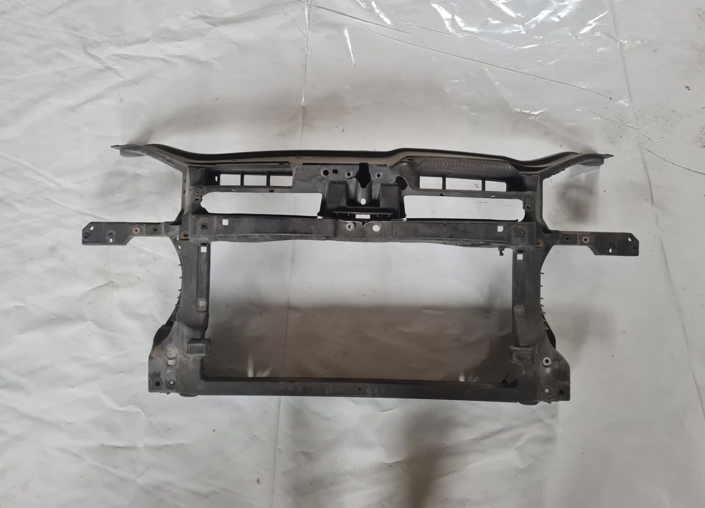 Priekšējā radiatora rāmis priekš VW GOLF 5 2004 1 Priekšējā radiatora rāmis priekš VW GOLF 5 2004