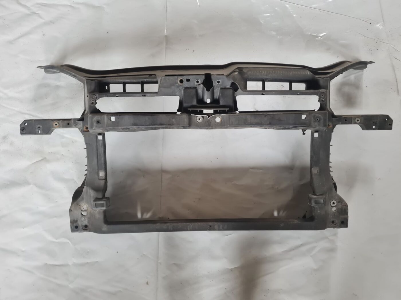 Priekšējā radiatora rāmis priekš VW GOLF 5 2004 2 Priekšējā radiatora rāmis priekš VW GOLF 5 2004