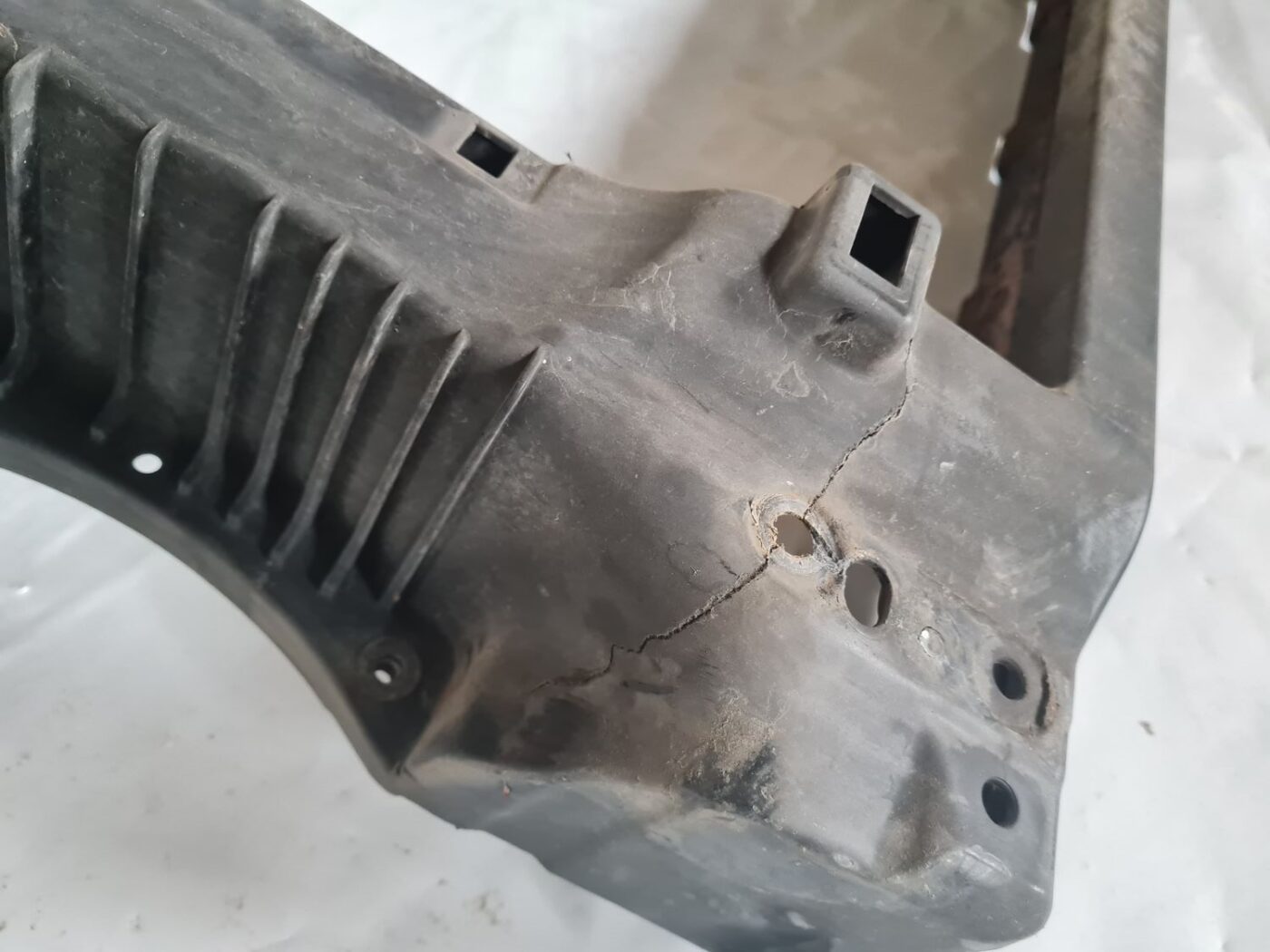 Priekšējā radiatora rāmis priekš VW GOLF 5 2004 11 Priekšējā radiatora rāmis priekš VW GOLF 5 2004