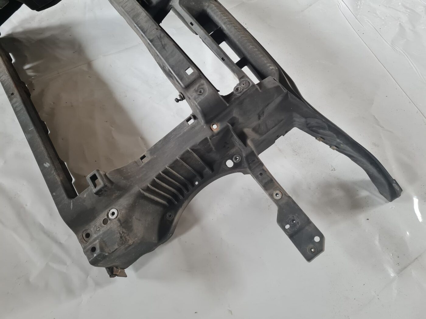 Priekšējā radiatora rāmis priekš VW GOLF 5 2004 10 Priekšējā radiatora rāmis priekš VW GOLF 5 2004