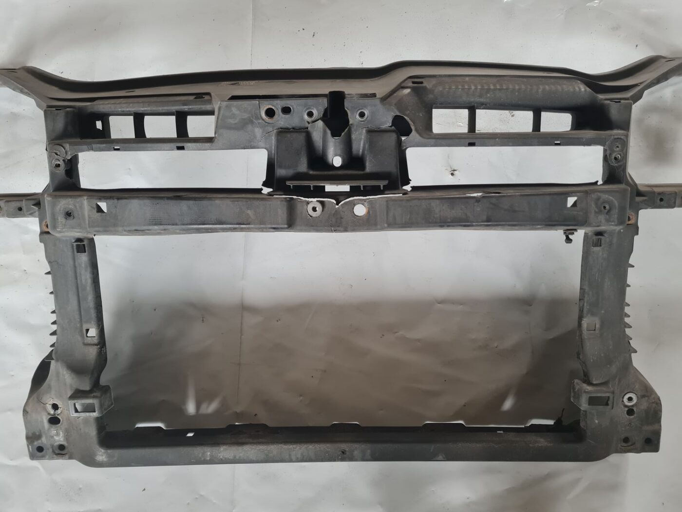 Priekšējā radiatora rāmis priekš VW GOLF 5 2004 9 Priekšējā radiatora rāmis priekš VW GOLF 5 2004