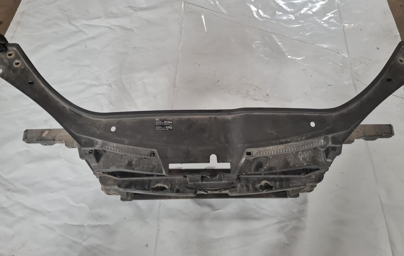 Priekšējā radiatora rāmis priekš VW GOLF 5 2004 7 Priekšējā radiatora rāmis priekš VW GOLF 5 2004