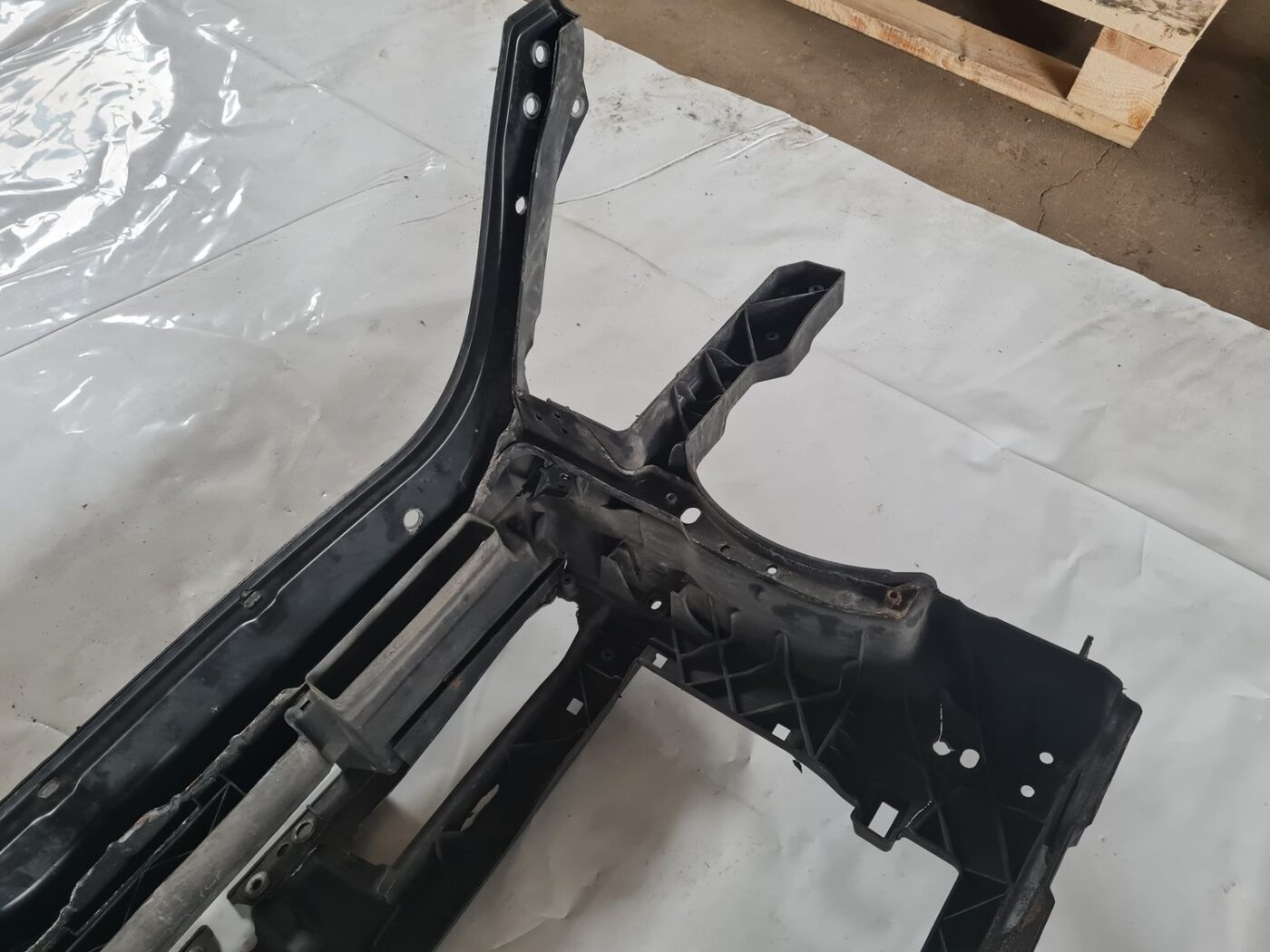 Priekšējā radiatora rāmis priekš VW GOLF 5 2004 5 Priekšējā radiatora rāmis priekš VW GOLF 5 2004