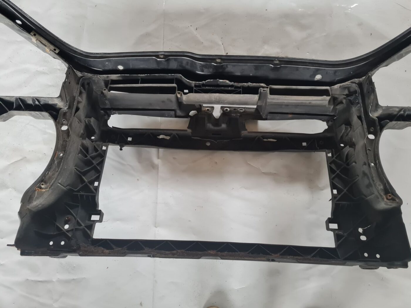 Priekšējā radiatora rāmis priekš VW GOLF 5 2004 3 Priekšējā radiatora rāmis priekš VW GOLF 5 2004