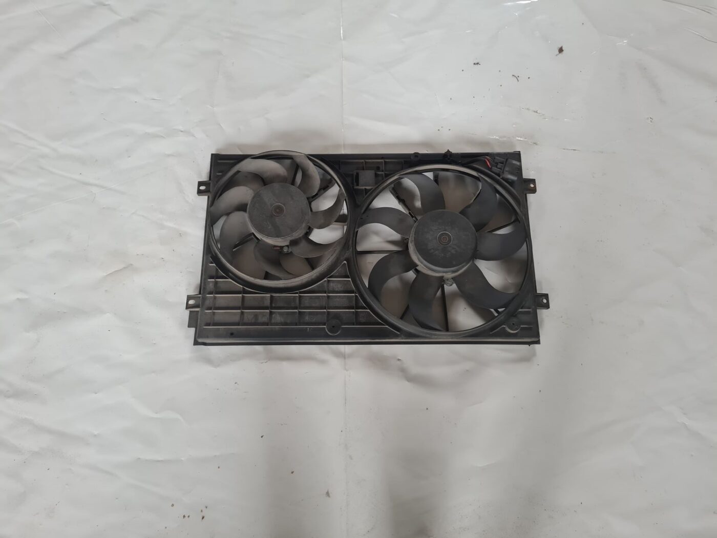 Dzesēšanas radiatora ventilators priekš VW GOLF 5 2004 1 Dzesēšanas radiatora ventilators priekš VW GOLF 5 2004