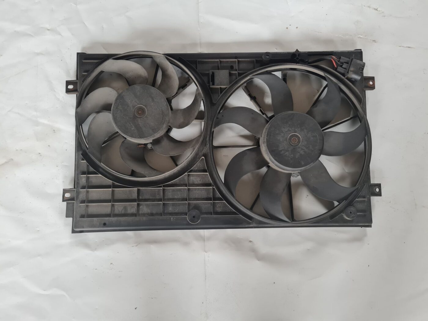 Dzesēšanas radiatora ventilators priekš VW GOLF 5 2004 2 Dzesēšanas radiatora ventilators priekš VW GOLF 5 2004