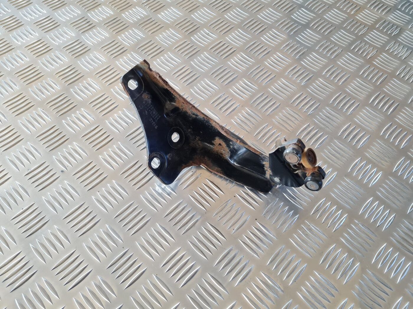 Bīdāmo durvju apakšējais turētājs priekš CITROEN BERLINGO 2014 1 Bīdāmo durvju apakšējais turētājs priekš CITROEN BERLINGO 2014