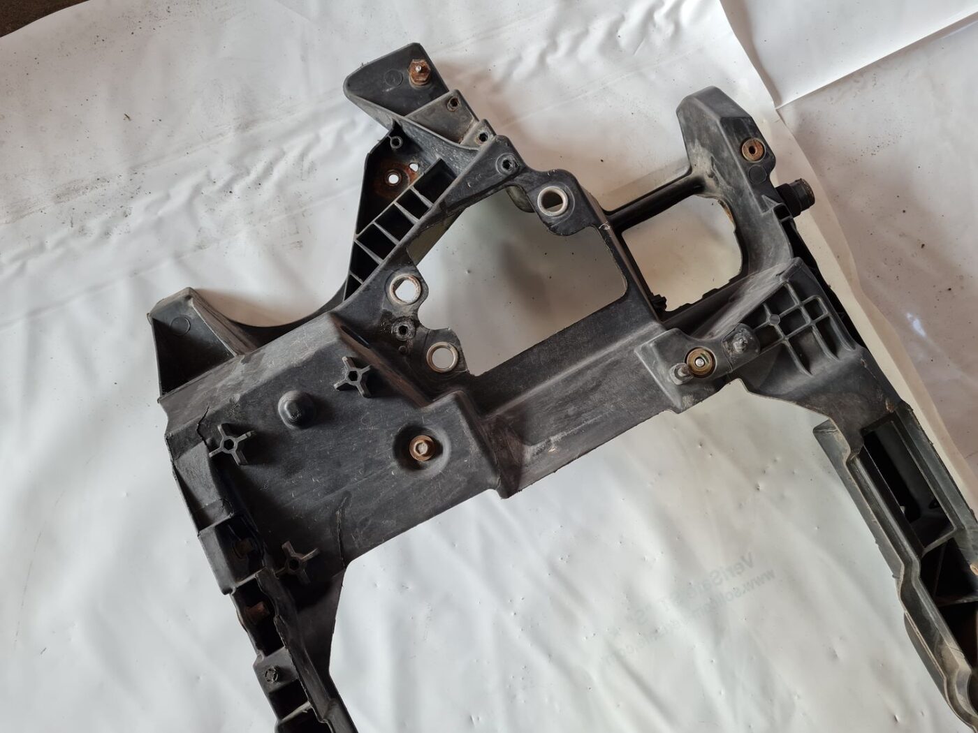 Priekšējā radiatora rāmis priekš FIAT STILO 2003 11 Priekšējā radiatora rāmis priekš FIAT STILO 2003