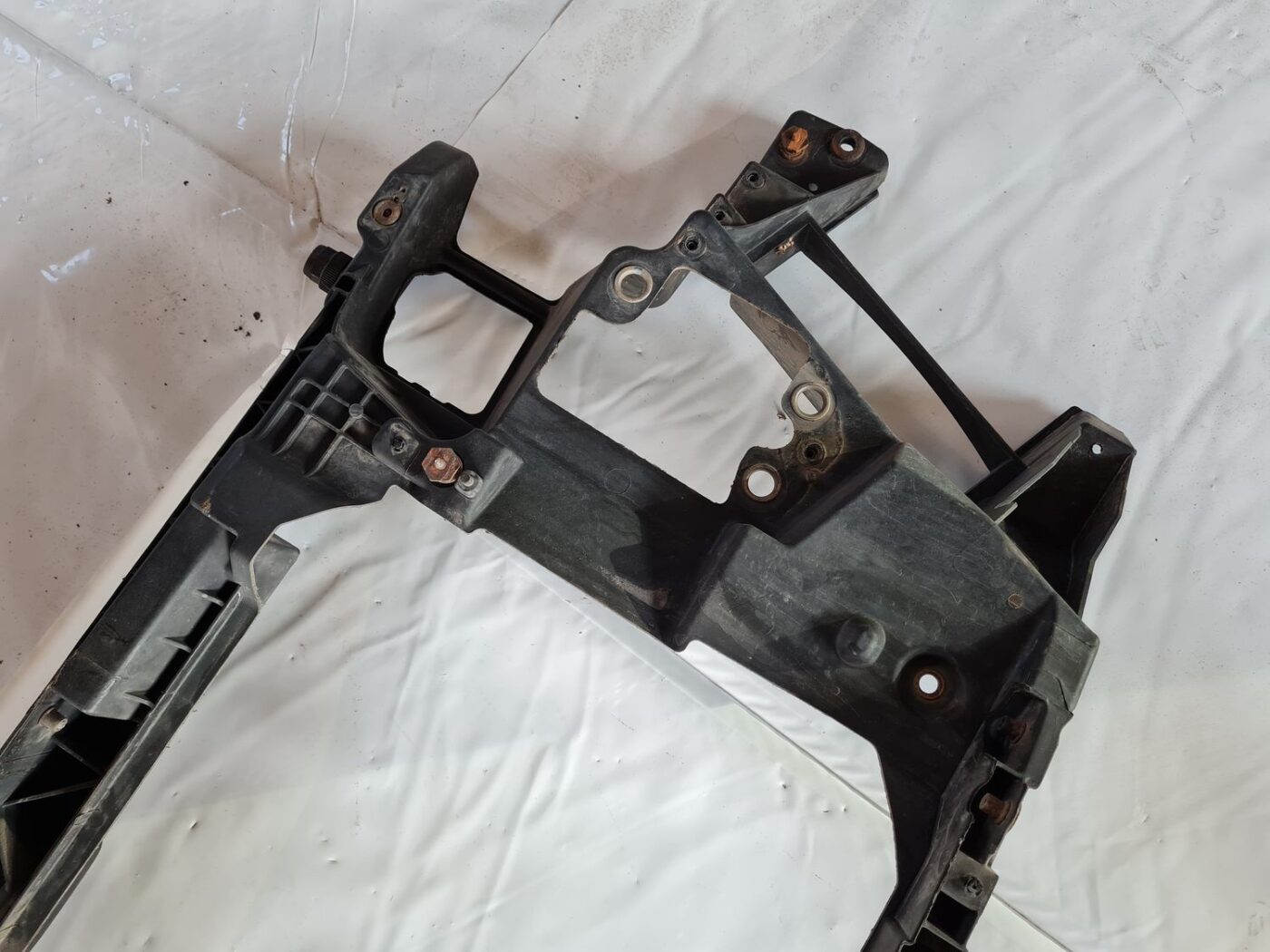 Priekšējā radiatora rāmis priekš FIAT STILO 2003 9 Priekšējā radiatora rāmis priekš FIAT STILO 2003