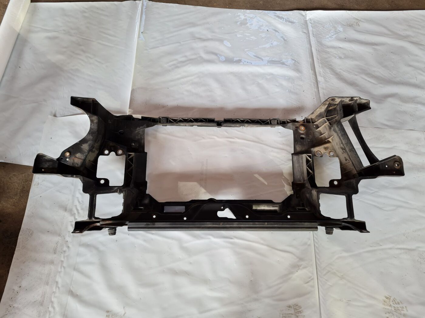 Priekšējā radiatora rāmis priekš FIAT STILO 2003 6 Priekšējā radiatora rāmis priekš FIAT STILO 2003