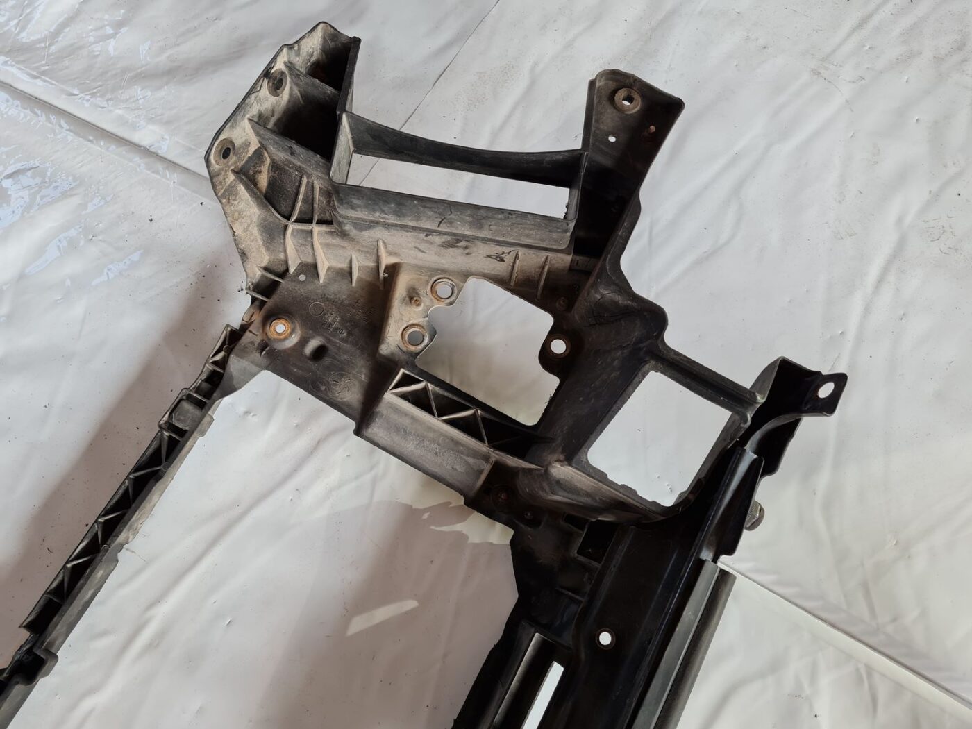 Priekšējā radiatora rāmis priekš FIAT STILO 2003 5 Priekšējā radiatora rāmis priekš FIAT STILO 2003