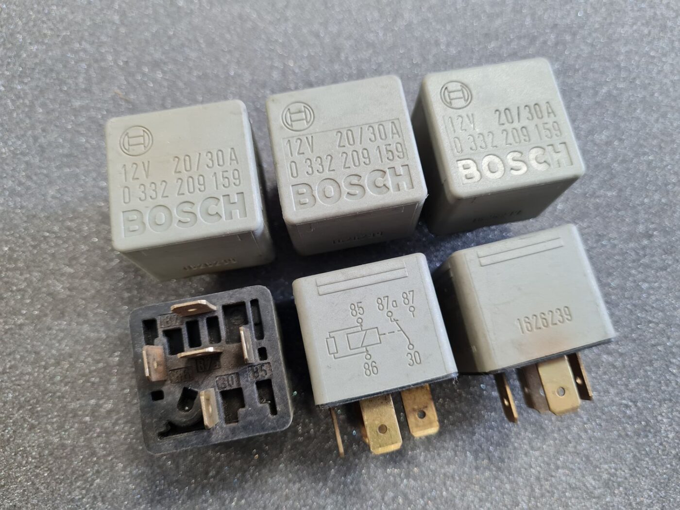 Drošinātāju releja priekš SAAB 2 Drošinātāju releja priekš SAAB