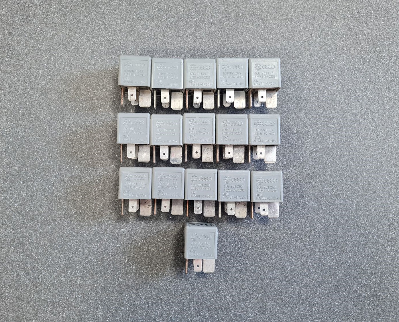 Drošinātāju releja priekš AUDI 1 Drošinātāju releja priekš AUDI