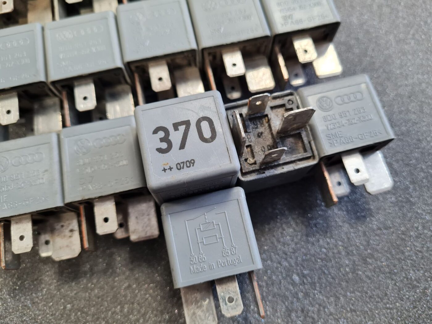 Drošinātāju releja priekš AUDI 3 Drošinātāju releja priekš AUDI