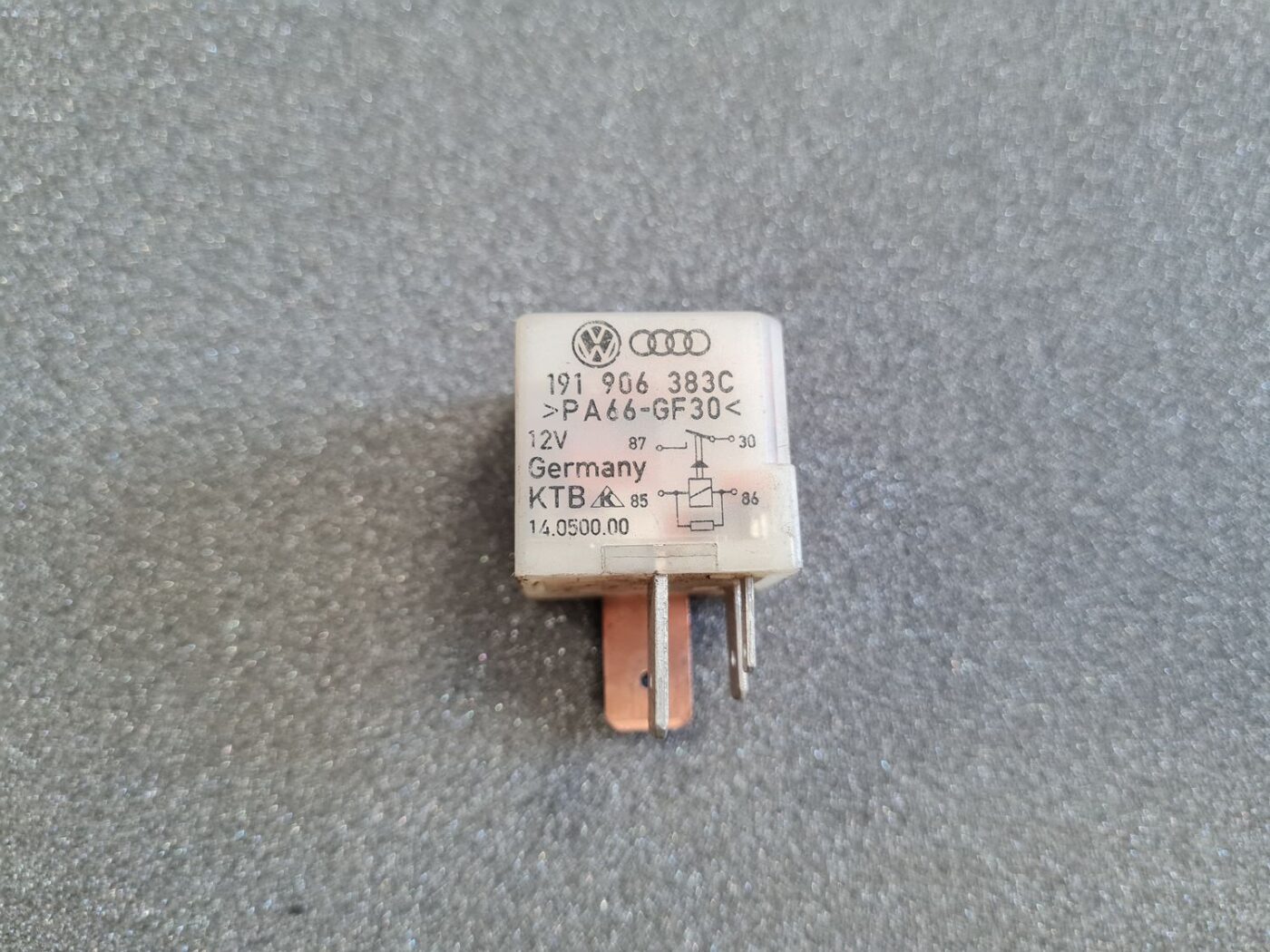 Drošinātāju releja priekš AUDI 1 Drošinātāju releja priekš AUDI