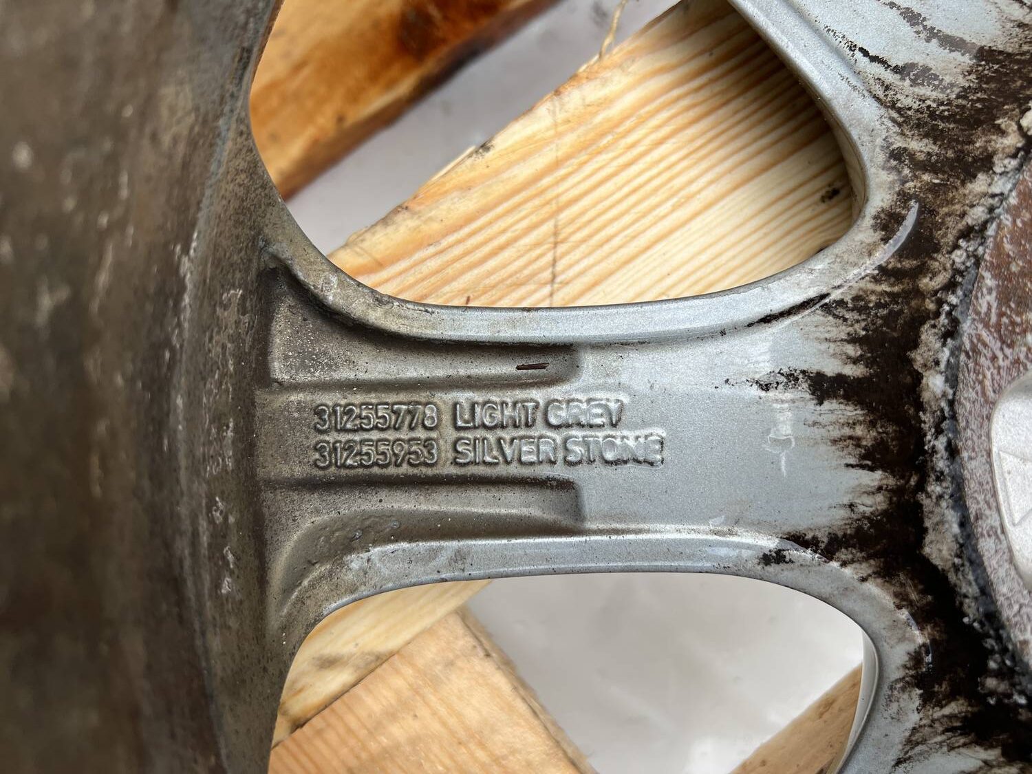 Lietais disks - vieglmetāla priekš VOLVO V60 2012 4 Lietais disks - vieglmetāla priekš VOLVO V60 2012