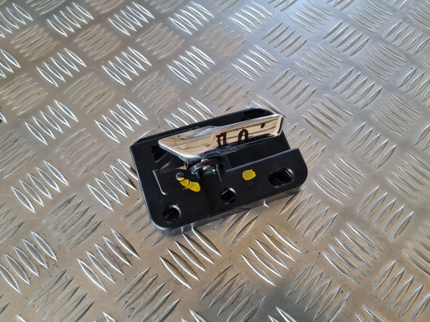 Salona durvju rokturis, aizmugures kreisais priekš DODGE JOURNEY 2010 1 Salona durvju rokturis, aizmugures kreisais priekš DODGE JOURNEY 2010