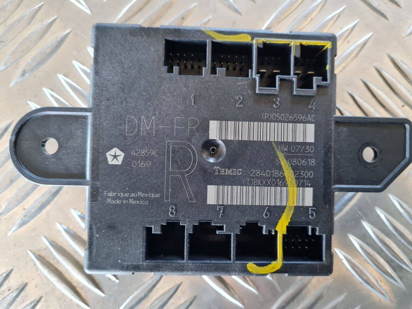 Priekšējo labo durvju vadības bloks priekš DODGE JOURNEY 2010 2 Priekšējo labo durvju vadības bloks priekš DODGE JOURNEY 2010