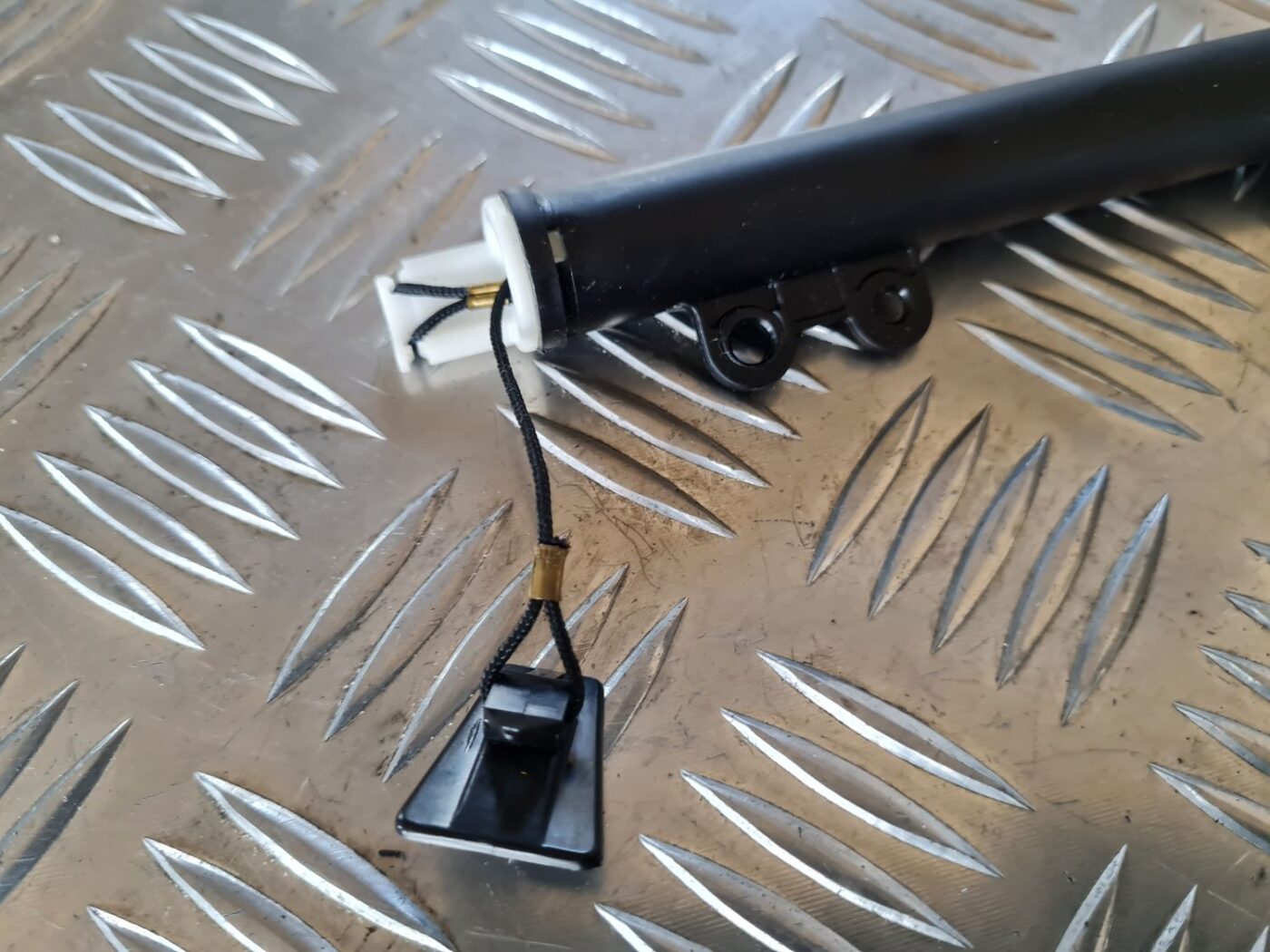 Mantu glabāšanas nodalījuma slēdzene priekš DODGE JOURNEY 2010