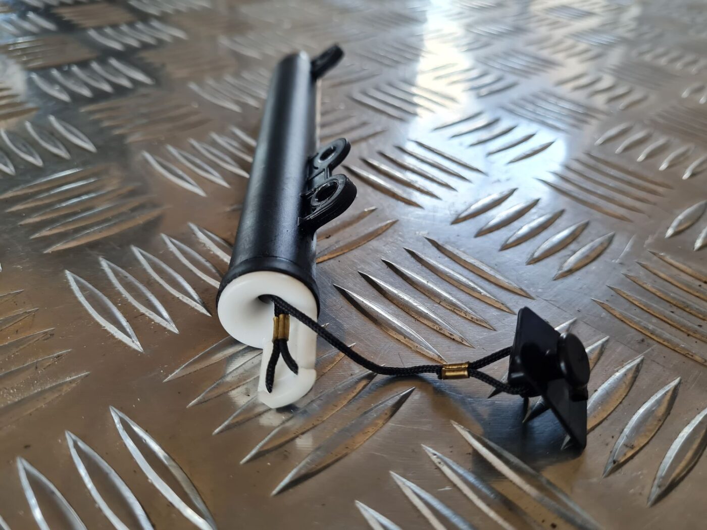 Mantu glabāšanas nodalījuma slēdzene priekš DODGE JOURNEY 2010