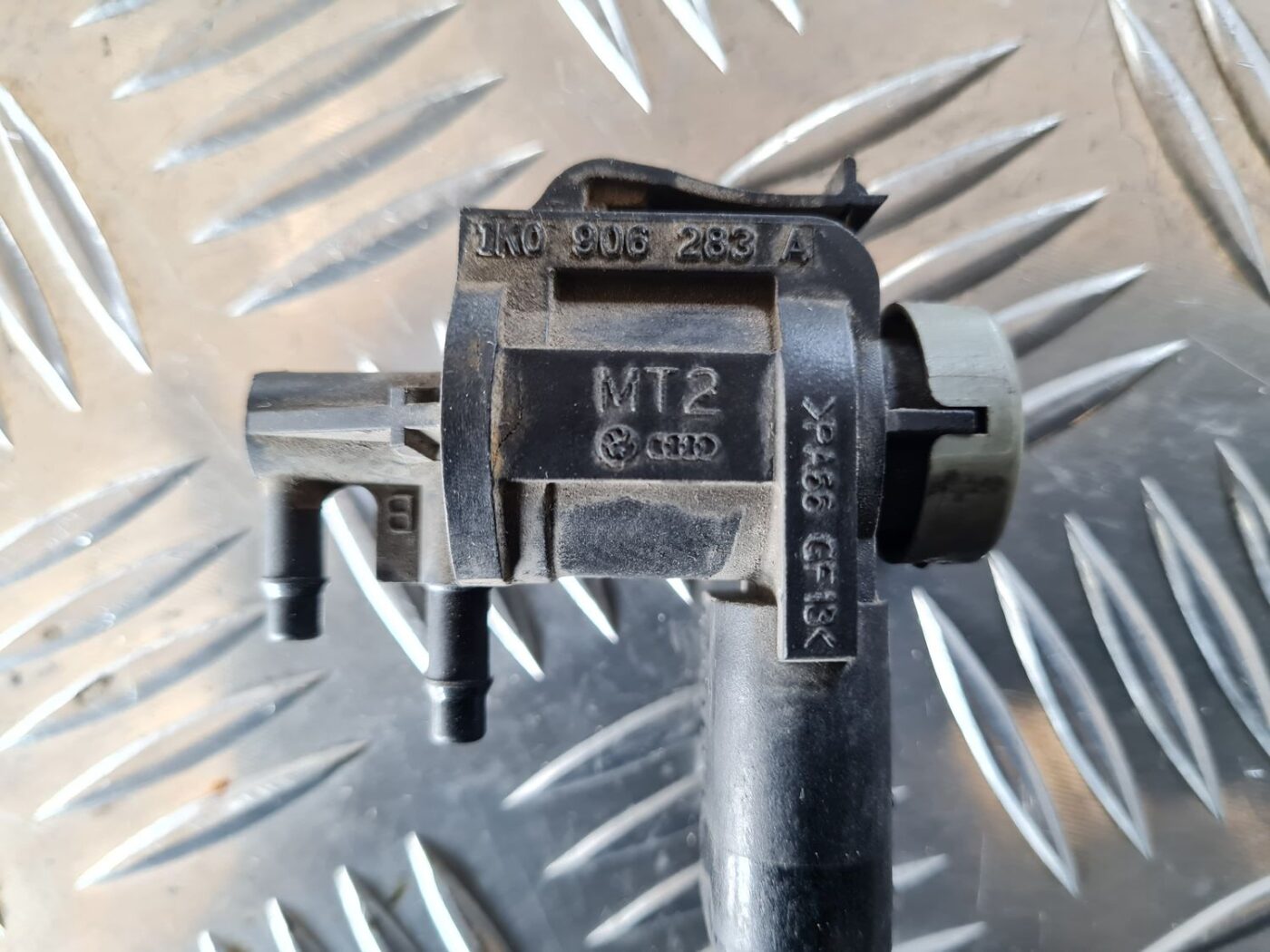 Solenoīda vakuuma vārsts priekš DODGE JOURNEY 2010 2 Solenoīda vakuuma vārsts priekš DODGE JOURNEY 2010