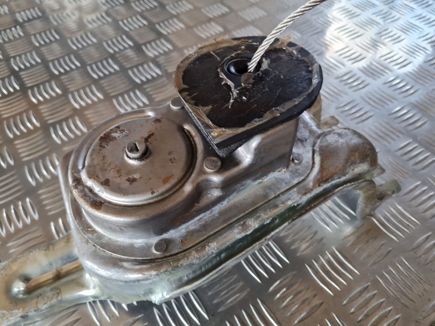 Rezerves riepas pacēlšanas mehānisms priekš DODGE JOURNEY 2010 4 Rezerves riepas pacēlšanas mehānisms priekš DODGE JOURNEY 2010