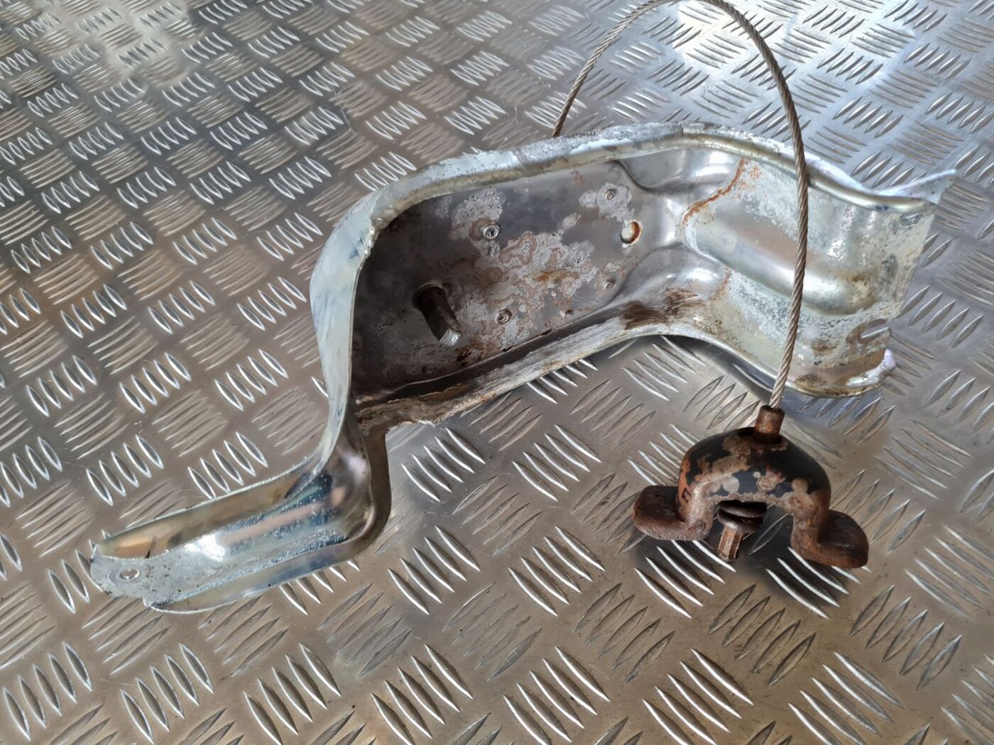 Rezerves riepas pacēlšanas mehānisms priekš DODGE JOURNEY 2010 3 Rezerves riepas pacēlšanas mehānisms priekš DODGE JOURNEY 2010