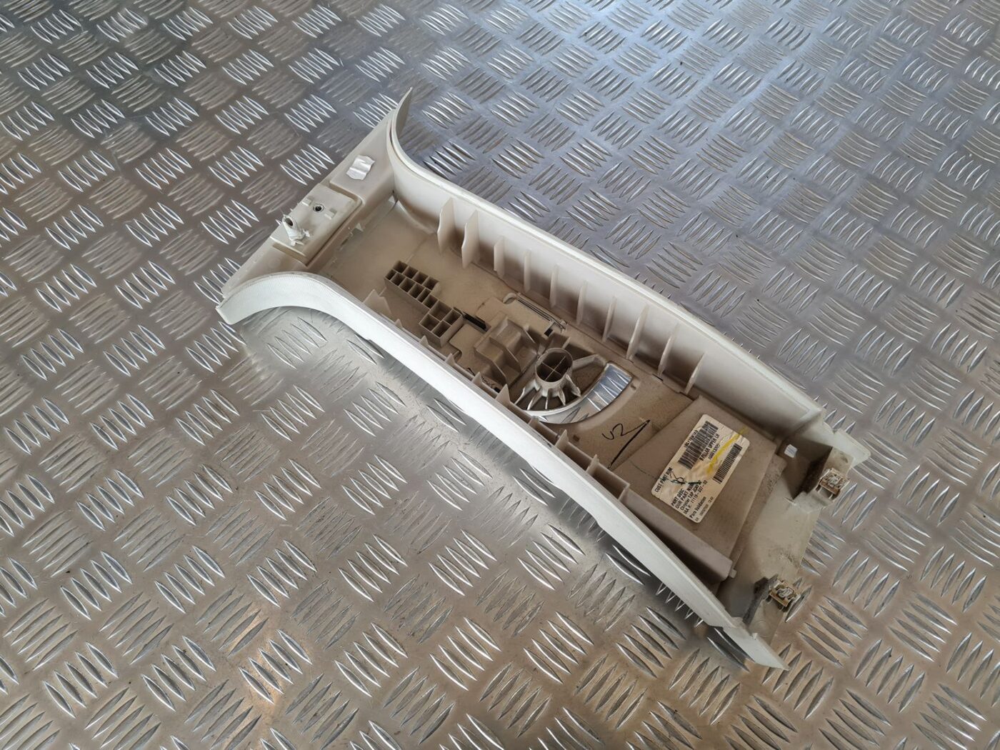 Vidējas salona statnes apdare priekš DODGE JOURNEY 2010