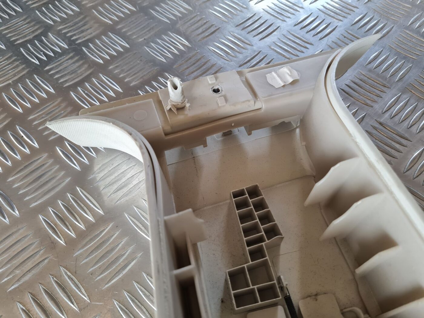 Vidējas salona statnes apdare priekš DODGE JOURNEY 2010