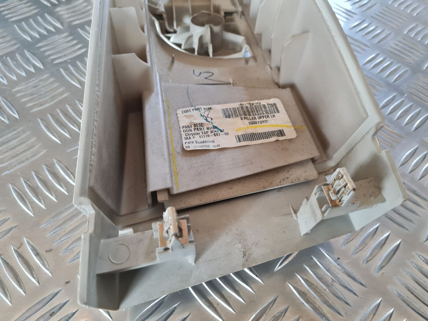 Vidējas salona statnes apdare priekš DODGE JOURNEY 2010