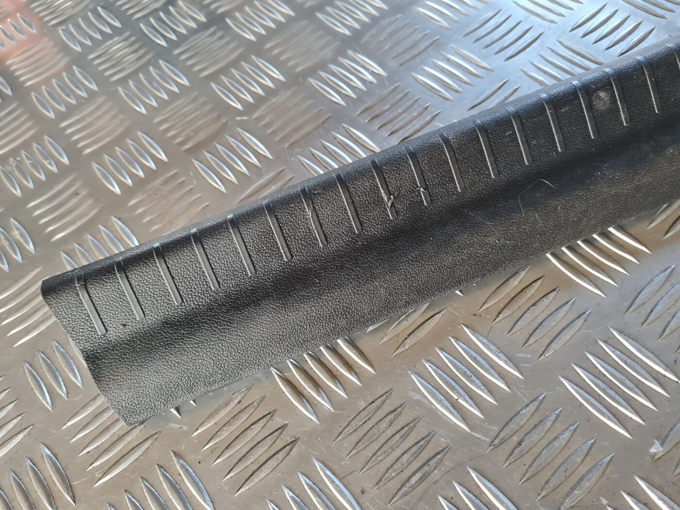 Sliekšņa aizmugurēja laba uzlika (salonā) priekš DODGE JOURNEY 2010 2 Sliekšņa aizmugurēja laba uzlika (salonā) priekš DODGE JOURNEY 2010