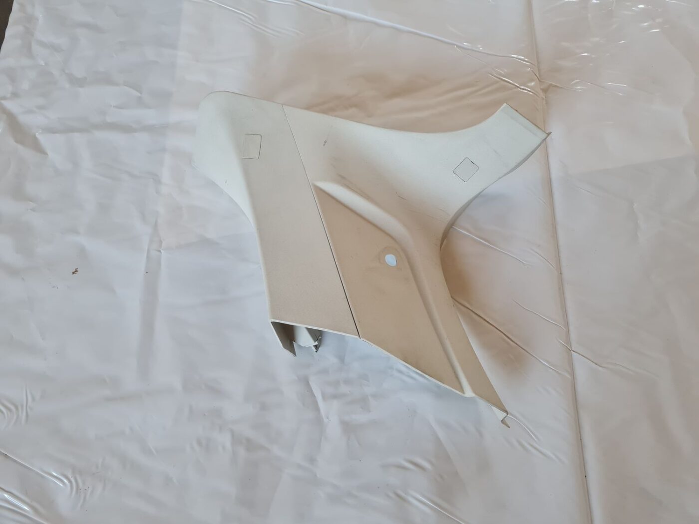 Bagažnieka nodalījuma statnes apdare priekš DODGE JOURNEY 2010 1 Bagažnieka nodalījuma statnes apdare priekš DODGE JOURNEY 2010