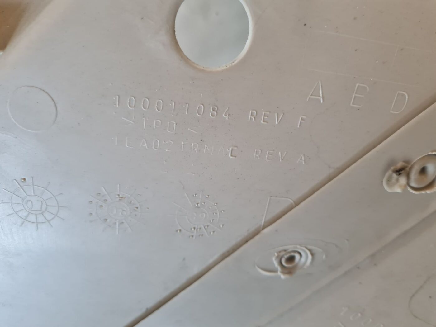 Bagažnieka nodalījuma statnes apdare priekš DODGE JOURNEY 2010 4 Bagažnieka nodalījuma statnes apdare priekš DODGE JOURNEY 2010