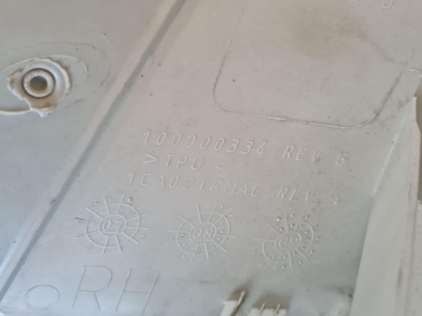 Bagažnieka nodalījuma statnes apdare priekš DODGE JOURNEY 2010 3 Bagažnieka nodalījuma statnes apdare priekš DODGE JOURNEY 2010