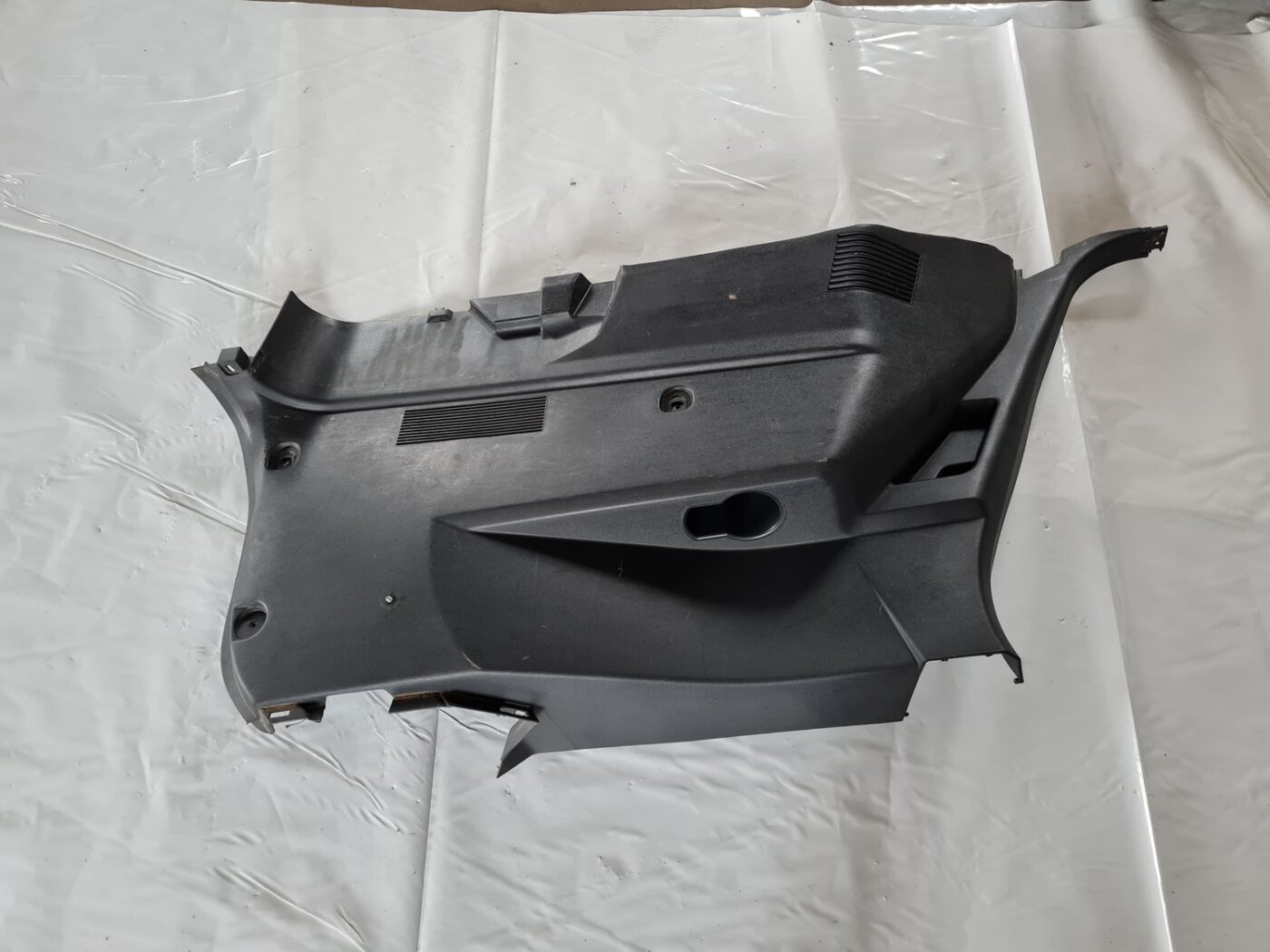 Bagāžnieka nodalījuma sānu apdare priekš DODGE JOURNEY 2010 1 Bagāžnieka nodalījuma sānu apdare priekš DODGE JOURNEY 2010