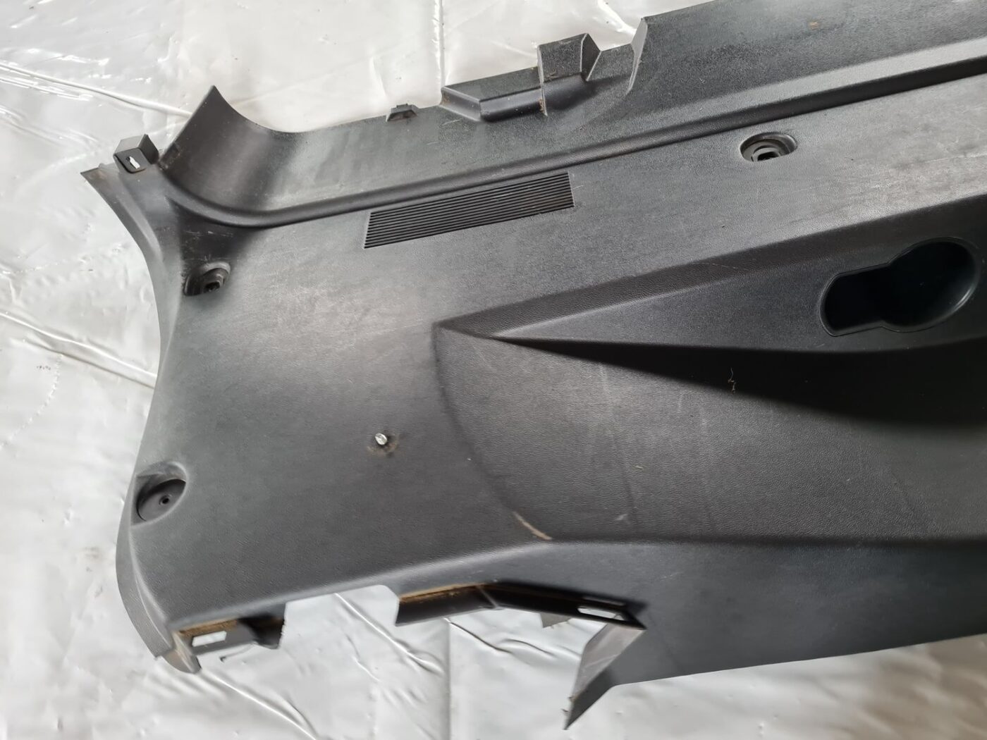 Bagāžnieka nodalījuma sānu apdare priekš DODGE JOURNEY 2010 5 Bagāžnieka nodalījuma sānu apdare priekš DODGE JOURNEY 2010