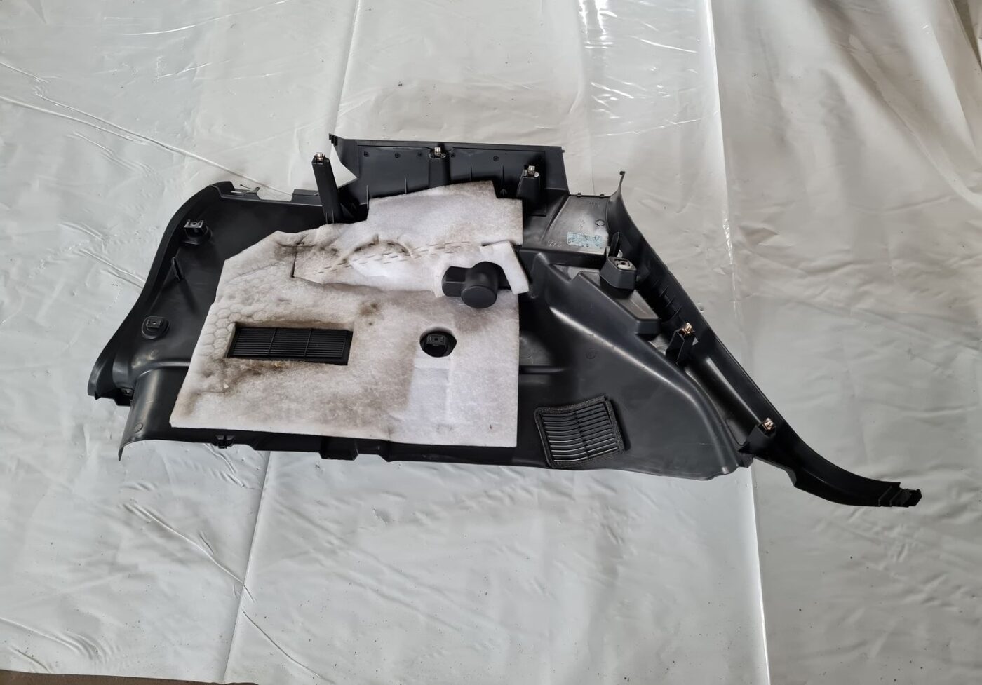 Bagāžnieka nodalījuma sānu apdare priekš DODGE JOURNEY 2010 4 Bagāžnieka nodalījuma sānu apdare priekš DODGE JOURNEY 2010