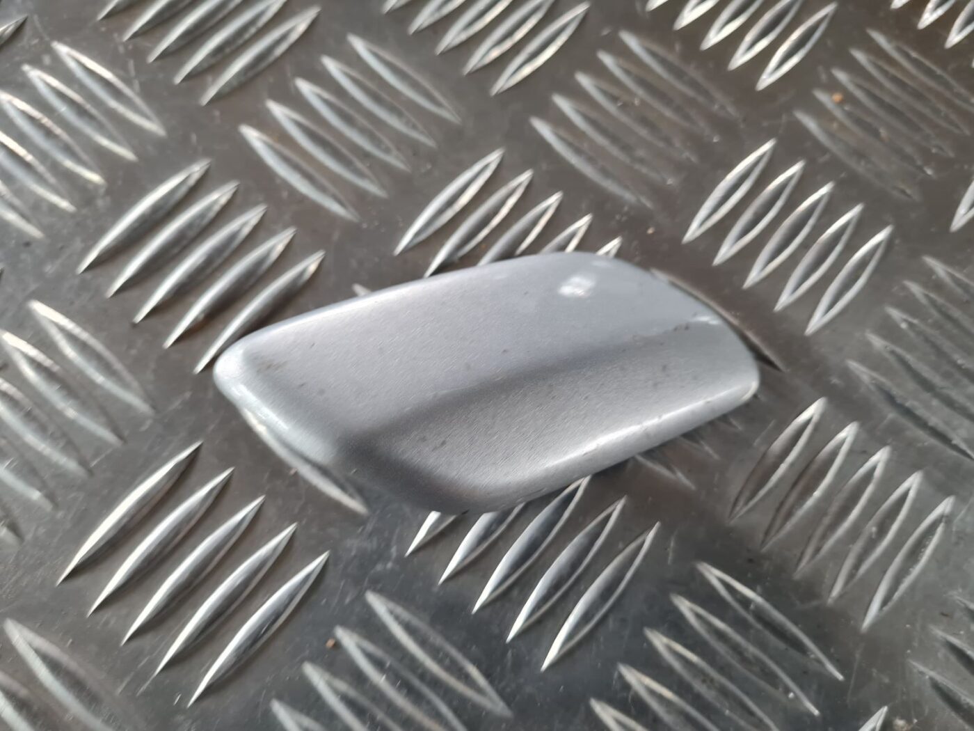 Lukturu mazgātāja sprauslas vāks priekš TOYOTA AURIS 2007 2 Lukturu mazgātāja sprauslas vāks priekš TOYOTA AURIS 2007