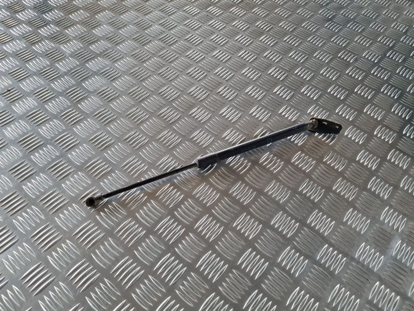 Bagažnieka vāka amortizators priekš TOYOTA AURIS 2007 1 Bagažnieka vāka amortizators priekš TOYOTA AURIS 2007