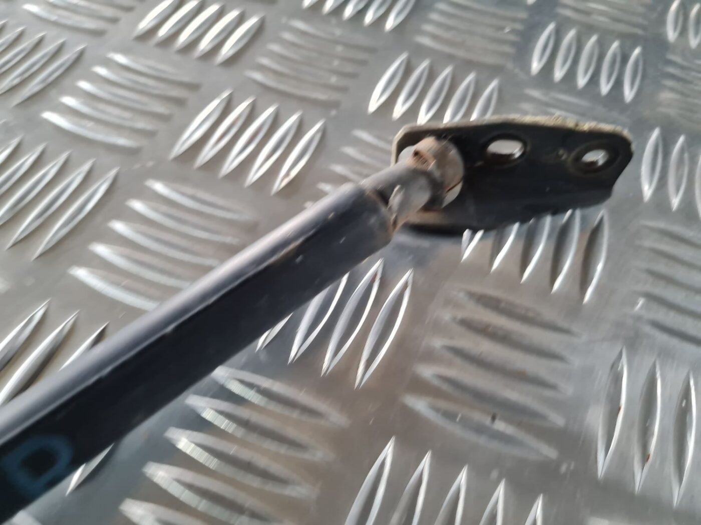 Bagažnieka vāka amortizators priekš TOYOTA AURIS 2007 5 Bagažnieka vāka amortizators priekš TOYOTA AURIS 2007