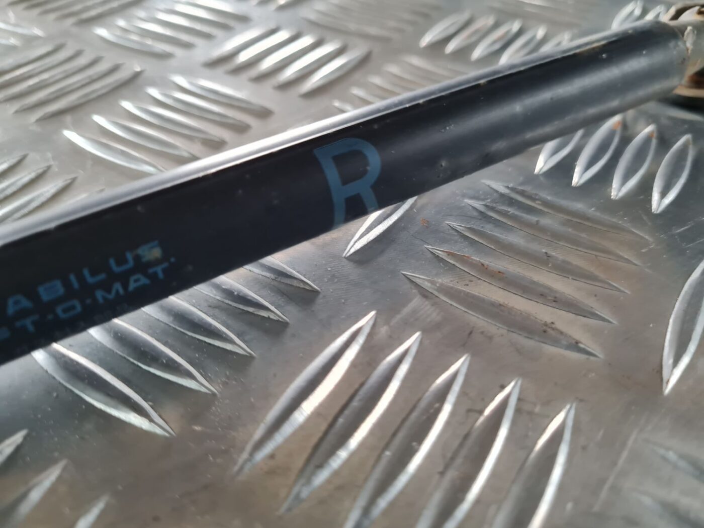 Bagažnieka vāka amortizators priekš TOYOTA AURIS 2007 4 Bagažnieka vāka amortizators priekš TOYOTA AURIS 2007