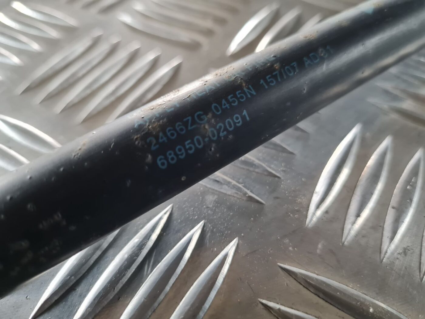 Bagažnieka vāka amortizators priekš TOYOTA AURIS 2007 3 Bagažnieka vāka amortizators priekš TOYOTA AURIS 2007