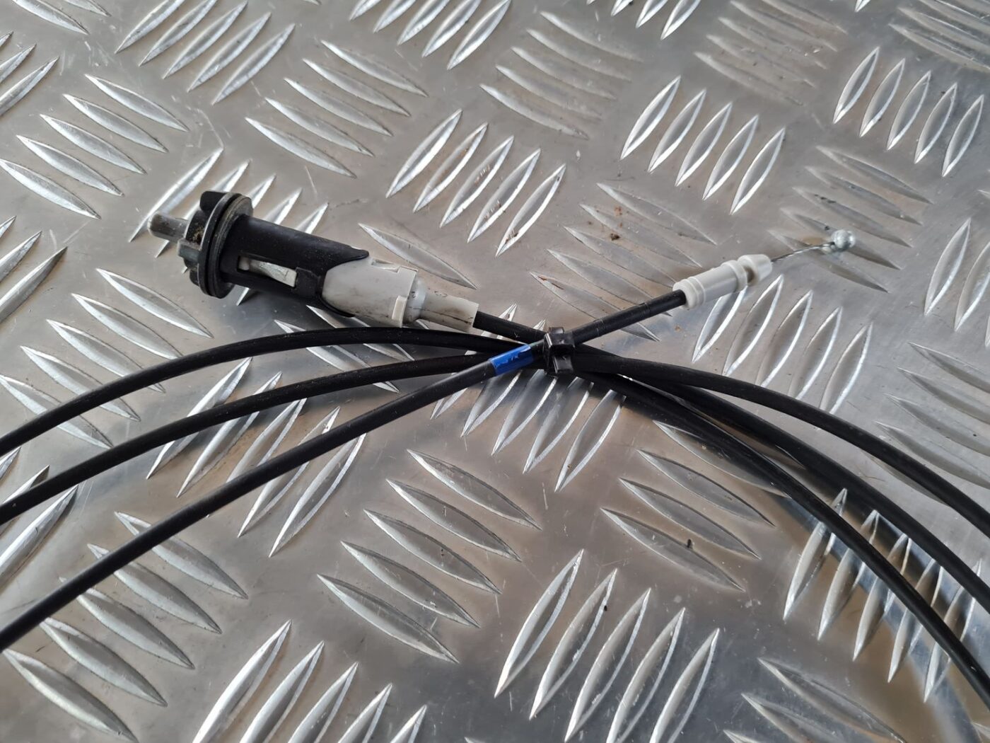 Degvielas tvertnes vāka trose priekš TOYOTA AURIS 2007 5 Degvielas tvertnes vāka trose priekš TOYOTA AURIS 2007