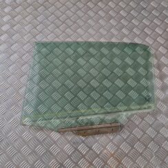 Aizmugurējo kreiso durvju stikls priekš TOYOTA AURIS 2007